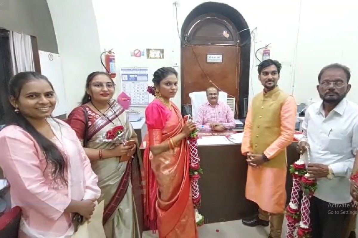 नोंदणी पद्धतीने पार पडले विवाह