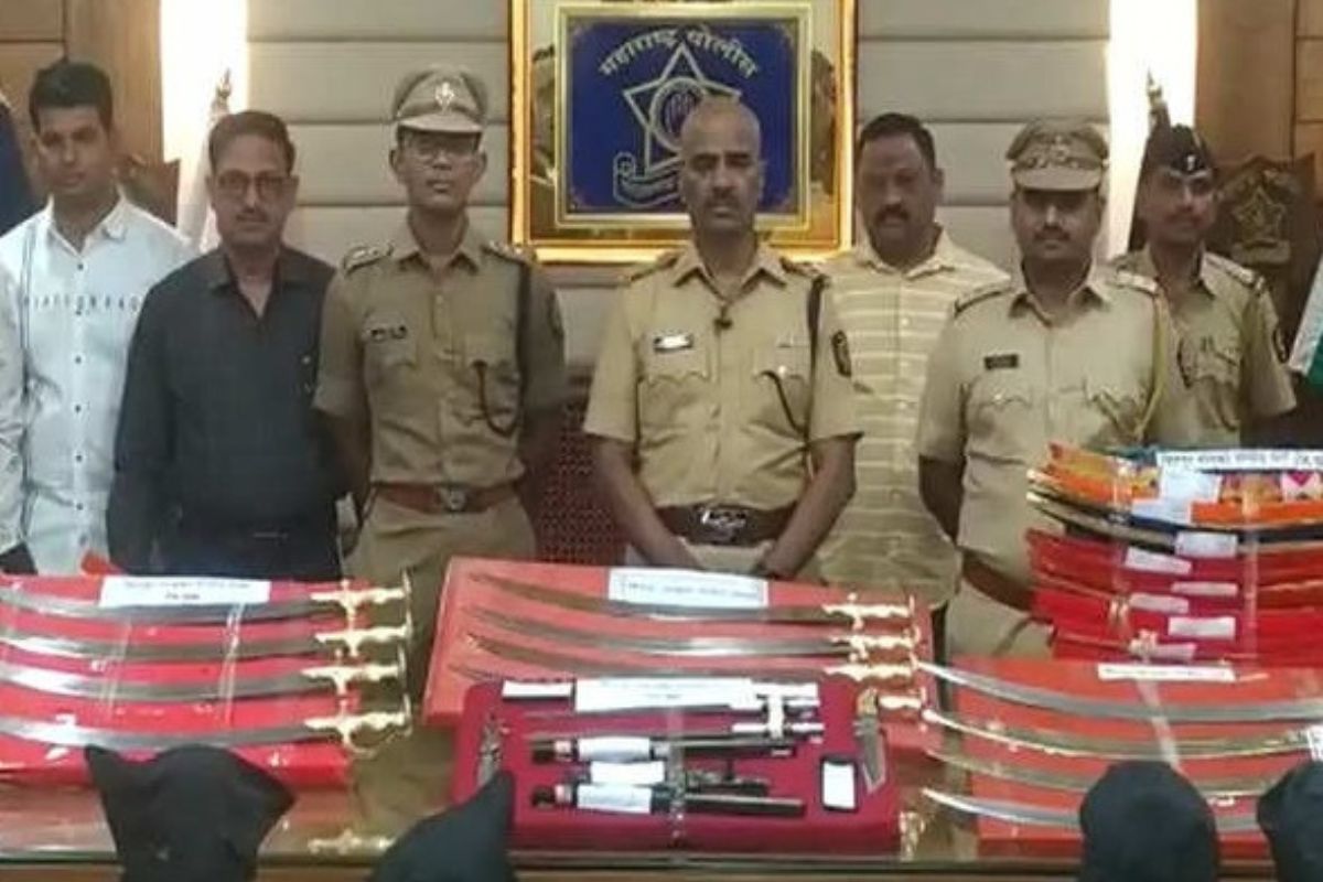 पोलिसांनी जप्त केलेला शस्त्रसाठा