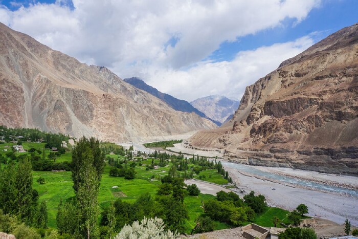 तुम्ही मुंबईहून लेहला जाल. यानंतर तुमचा पुढचा प्रवास सुरू होईल. या पॅकेजमध्ये तुम्हाला रात्रीच्या मुक्कामासाठी हॉटेलची सुविधा मिळेल.