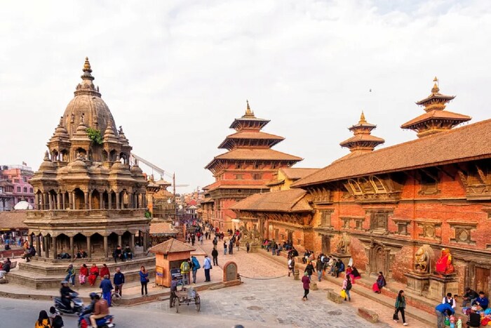नेपाळ हे पर्यटनाच्या दृष्टीने उत्तम ठिकाण आहे. नेपाळमध्ये निसर्ग सौंदर्याव्यतिरिक्त अनेक धार्मिक स्थळेही आहेत. जिथे लोक मोठ्या संख्येने भेट देतात. येथे जाऊन तुम्ही अॅडव्हेंचर आणि निसर्गाचा भरपूर आनंद घेऊ शकता. तुम्हाला कमी बजेटमध्ये नेपाळचा दौरा करायचा असेल तर ही बातमी तुमच्यासाठी आहे.  