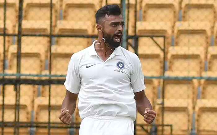 जयदेव उनादकटने अखेरचा आंतरराष्ट्रीय एकदिवसीय सामना २०१३ मध्ये दक्षिण आफ्रिकेविरुद्ध खेळला होता. त्याच वर्षी जुलै महिन्यात झिम्बॉब्वेविरुद्ध त्याने पदार्पण केलं होतं. जयदेव उनादकटने आतापर्यंत ७ सामन्यात ८ विकेट घेतल्या आहेत.