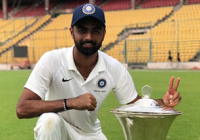 जयदेवला याआधी बांगलादेश दौऱ्यावर कसोटी मालिकेसाठी निवडलं होतं. तेव्हा १२ वर्षांनी कसोटी संघात तो खेळला होता. त्याने २ कसोटीत ३ विकेट घेतल्या आहेत.