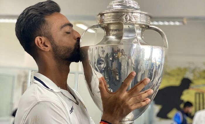 बॉर्डर गावस्कर ट्रॉफीत पहिल्या दोन्ही कसोटी संघात त्याचा समावेश होता. मात्र बंगालविरुद्ध रणजी ट्रॉफीच्या फायनलमध्ये सौराष्ट्रकडून खेळण्यासाठी त्याला रिलीज करण्यात आलं होतं.
