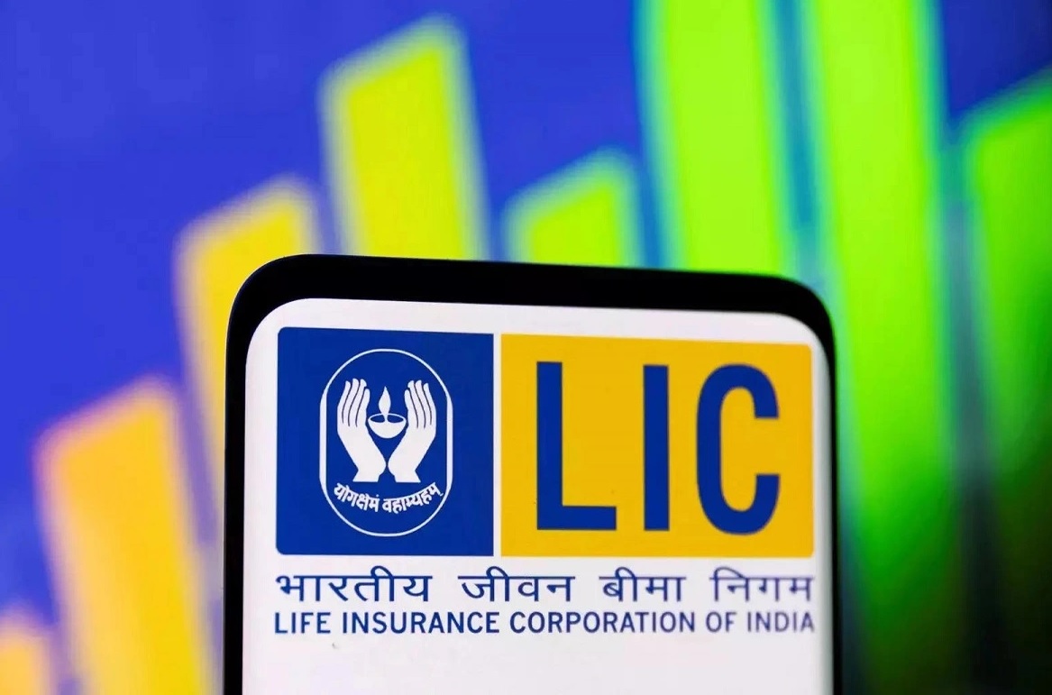 ग्राहकांचा तुफान प्रतिसाद मिळवतेय LIC ची जीवन आझाद पॉलिसी, जाणून घ्या कारण
