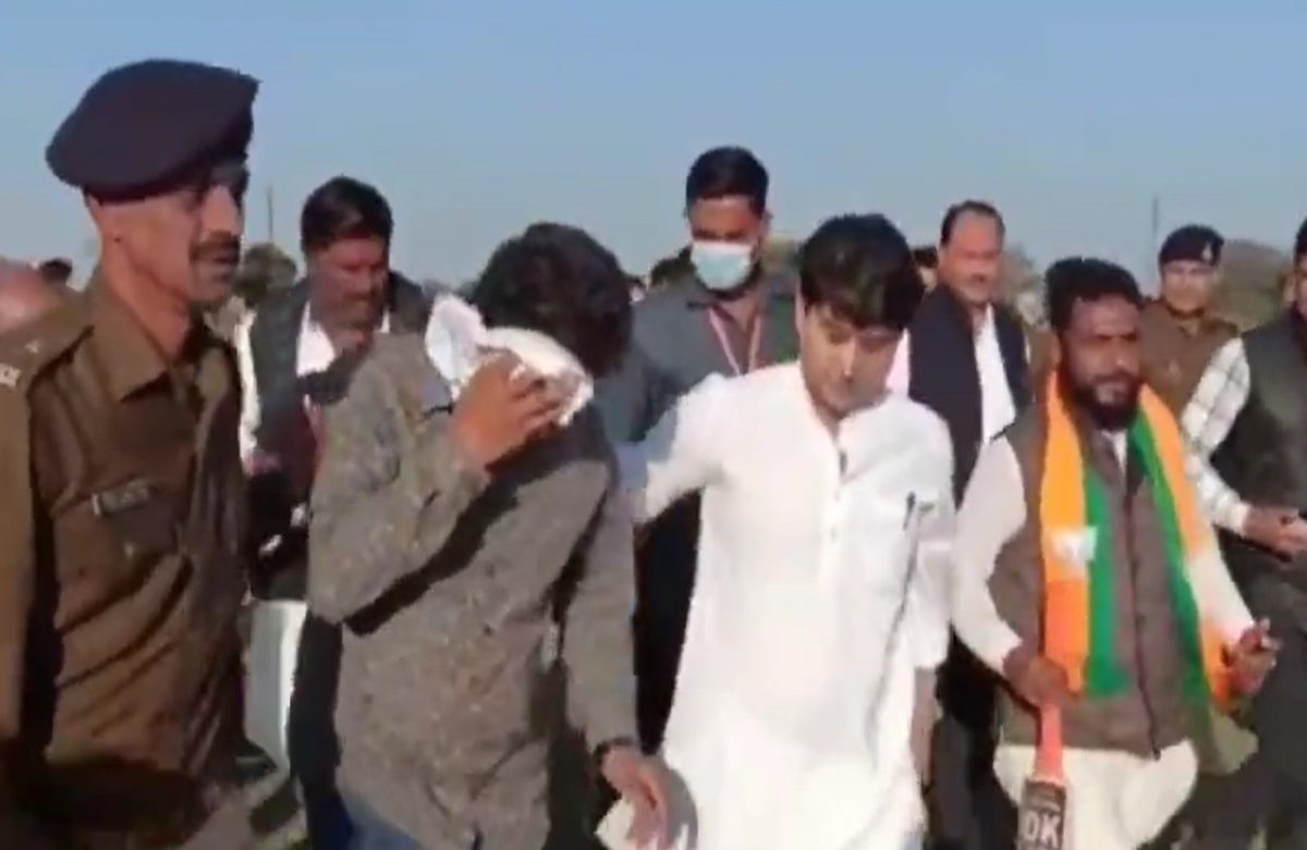 Jyotiraditya Scindia Cricket : मंत्री सिंधियांची बॅटींग पडली भाजप कार्यकर्त्याला महागात, व्हिडीओ पाहून तुम्हीही म्हणाल...