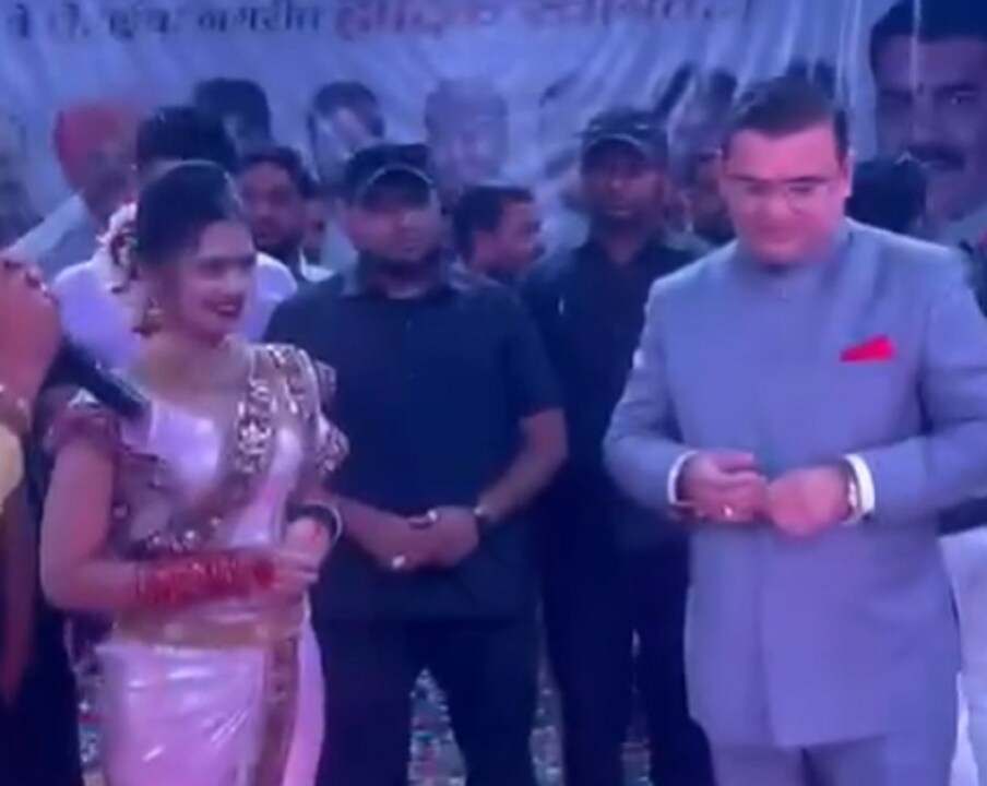 गौतमी पाटील ही मूळची धुळ्याची आहे. धुळे जिल्ह्यात शिंदखेडा तालुक्यात तिचं गाव आहे. तिच्या नृत्य शैलीमुळे वाद निर्माण झाला होता. यानंतर माफी मागूनही तिला ट्रोल केलं जात असल्यानं नाराजी व्यक्त करताना गौतमीने म्हटलं होतं की, मी सुधारले आहे. आता मला ट्रोल करू नका.