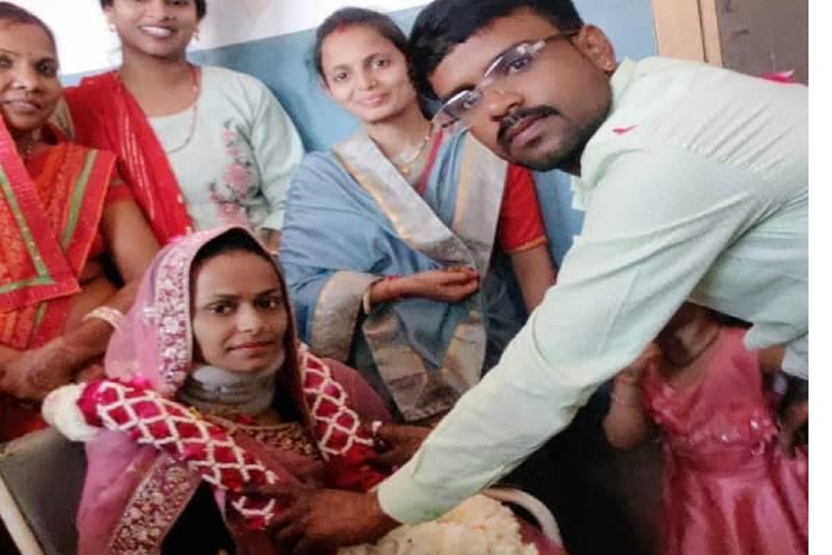 जोडप्याने हॉस्पिटलमध्येच केलं लग्न
