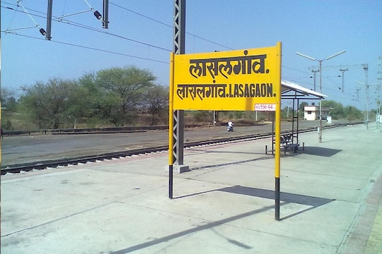 नाशिक जिल्ह्यातील लासलगाव रेल्वे स्थानकाजवळ भीषण अपघात घडला आहे.