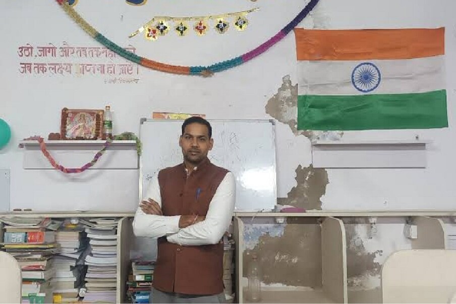 नुकत्याच सादर करण्यात आलेल्या केंद्रीय अर्थसंकल्पात अर्थमंत्री निर्मला सीतारमण यांनी सर्व राज्यांमध्ये डिजीटल लायब्रेरीसाठीही तरतूद केली आहे. पण त्याआधीच उत्तर प्रदेशच्या नोएडामधील लायब्रेरी मॅनने त्या दिशेने पाऊलही टाकलं.