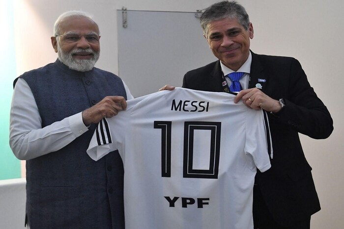 अर्जेंटिनाची ऊर्जा कंपनी YPF चे अध्यक्ष पाब्लो गोन्झालेझ यांनी पंतप्रधान मोदींना लिओनेल मेस्सीचे नाव असलेली अर्जेंटिनाच्या फुटबॉल संघाची जर्सी भेट दिली. YPF ही कंपनी मागील अनेक वर्षांपासून अर्जेंटिनाच्या टीमची स्पॉन्सर आहे. त्यांच्या कंपनीने नाव मागील अनेक वर्षांपासून अर्जेंटिनाच्या जर्सीवर झळकताना पहावयास मिळते. 