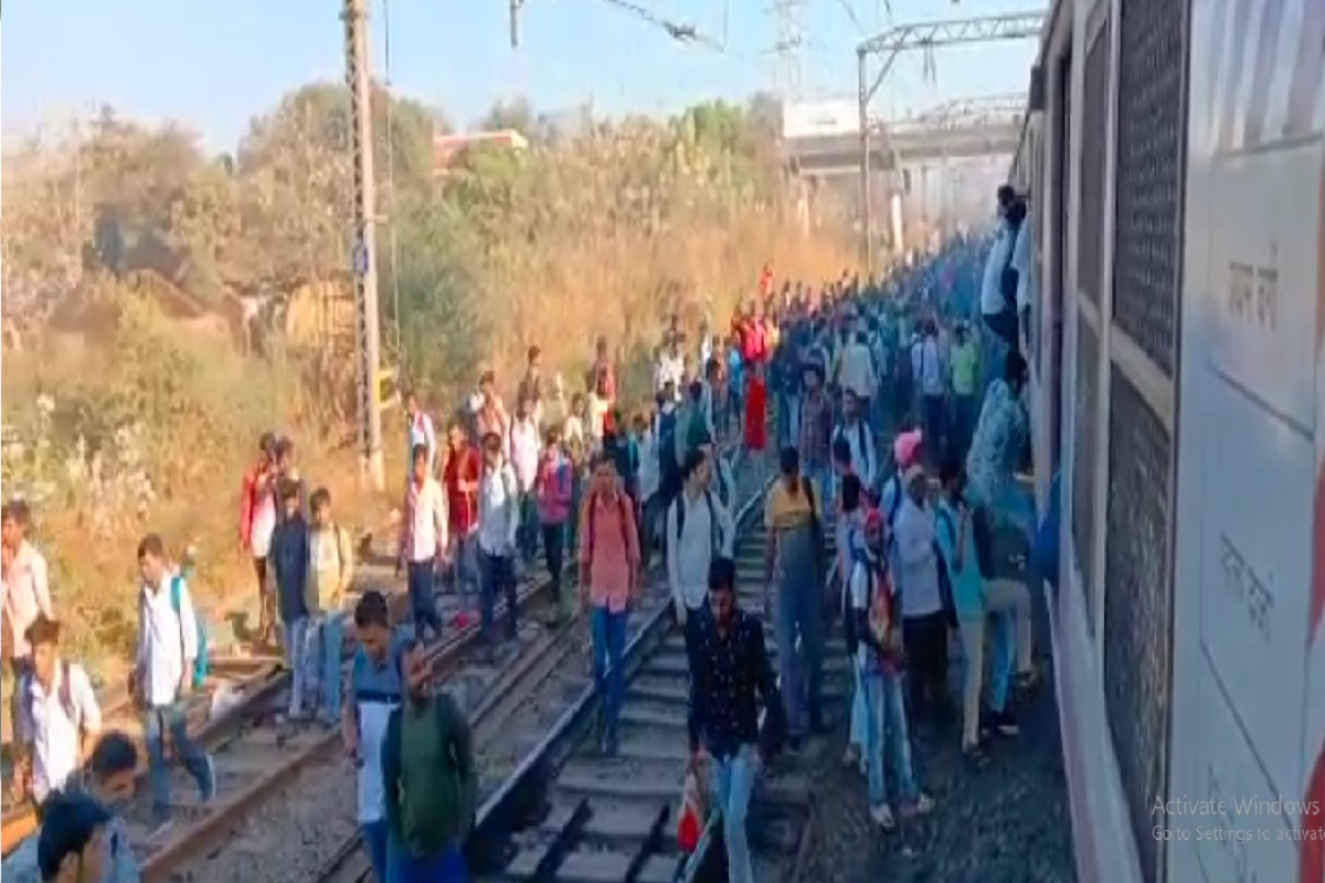 आसनगाव रेल्वे स्थानकाजवळ लोकलमधून अचानक धूर निघू लागला. त्यामुळे एकच गोंधळ उडाला.