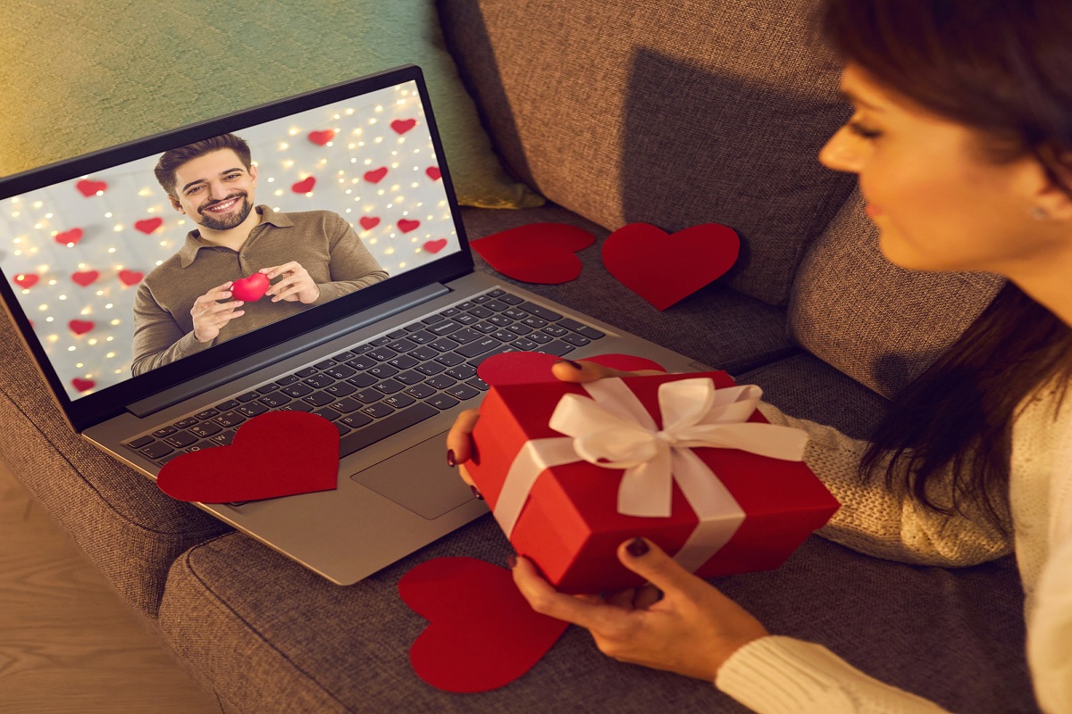 लाँग डिस्टन्स रिलेशनशिपमध्ये असताना ‘व्हॅलेंटाइन्स डे' साजरा करण्याच्या काही खास टिप्स