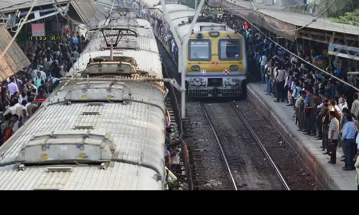 Local Loco Pilot : लोकल चालवण्यासाठी निघाले पण रेल्वे रुळावरच लोको पायलटसोबत घडलं भयंकर