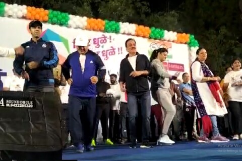 
धुळे जिल्हा पोलिसांच्या वतीने हिट धुळे फिट धुळे मॅरेथॉन स्पर्धा आयोजित करण्यात आली होती.