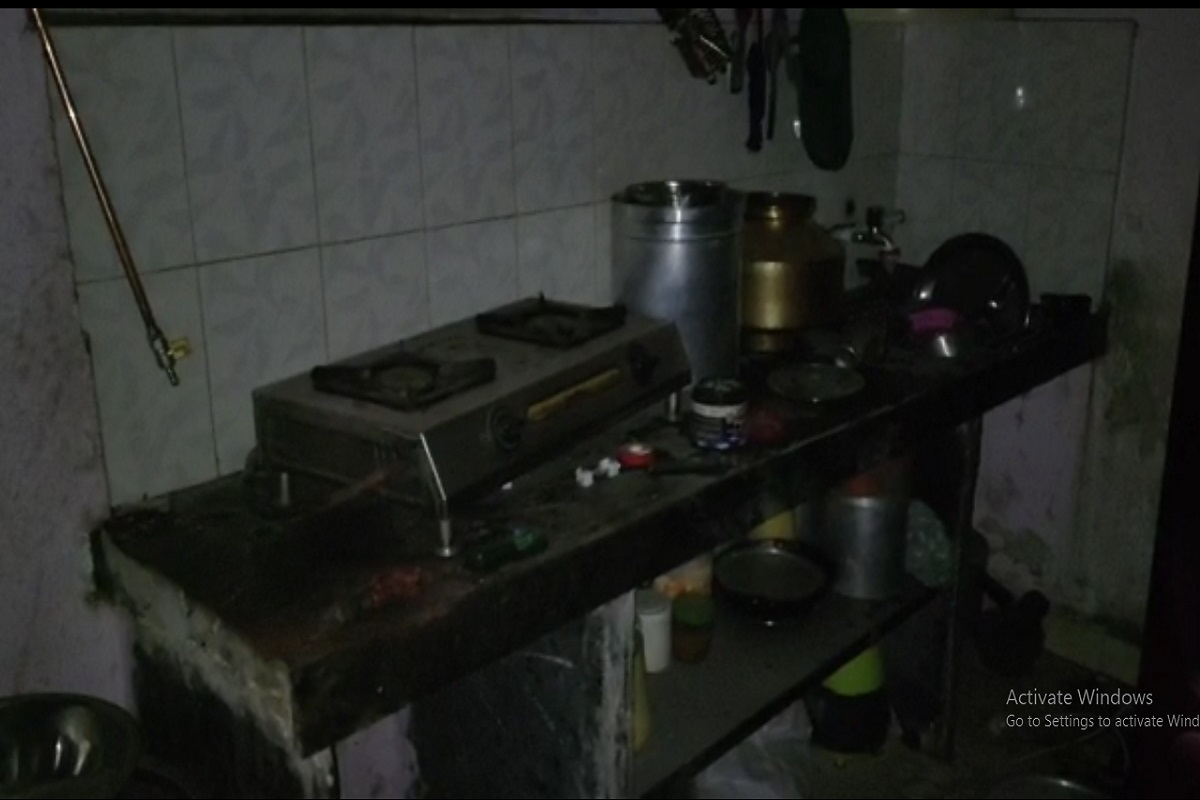 कामोठे सेक्टर अ मधील दुधे कॉर्नर सोसायटीमध्ये ही घटना रात्री घडली.