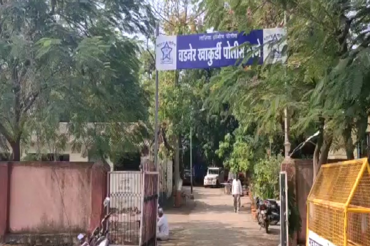 नाशिक जिल्ह्यातील मालेगाव तालुक्यात वडनेर खाकुर्डी पोलीस स्टेशनमध्ये ही घटना घडली आहे