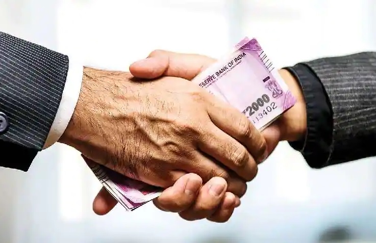2 मिनिटांचा मोह ठरू शकतो फास, Loan चा हप्ता न भरल्यास काय घडू शकतं पाहा