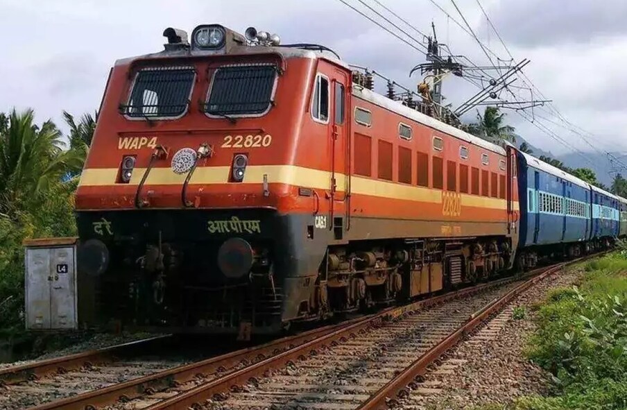 रेल्वेच्या या निर्णयामुळे नागरिकांना त्रास होत आहे. याचं कारण म्हणजे अनाउन्समेंटचा आवाज हा दूरपर्यंत जातो. त्यामुळे ट्रेनची माहिती मिळते. 