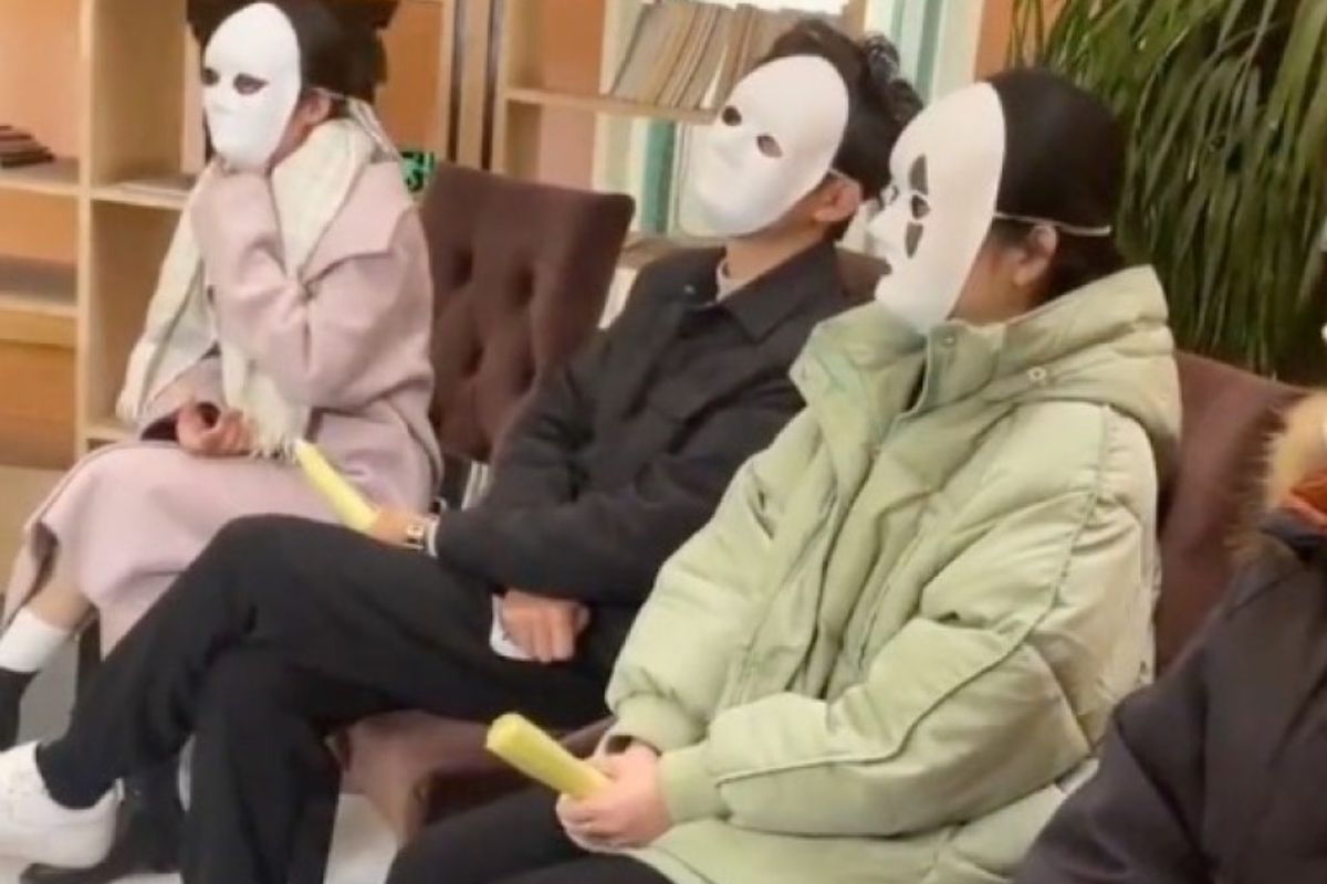 इंटरव्ह्यूवेळी मास्क लावणं असतं बंधनकारक