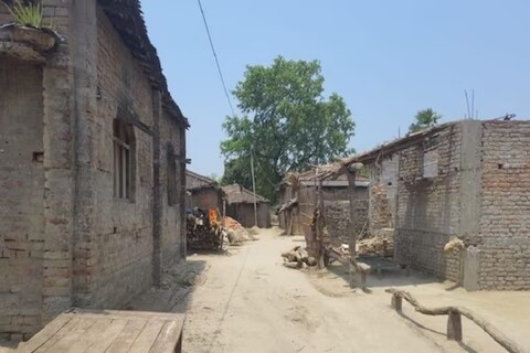 शाळा, महाविद्यालयात या गावातील विद्यार्थी आपल्या गावाचं नाव भोसरी लिहिताना लाजायचे. आपल्या गावाचं नाव उघडपणे ते घेऊ शकत नव्हते.