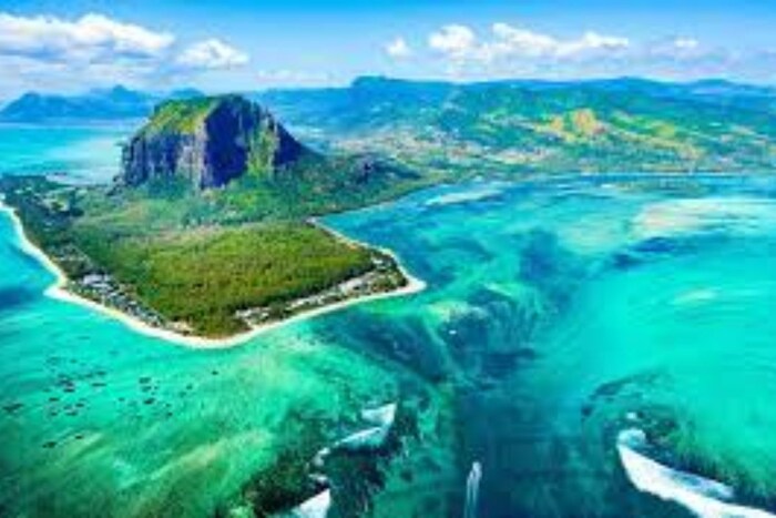 यामध्ये पहिले नाव येते ते मॉरिशसचे (Mauritius). येथील लोकसंख्या केवळ 13 लाखांच्या आसपास आहे. त्यांच्याकडे फक्त 10,000 पोलिस कर्मचारी आहेत, जे देशाची अंतर्गत आणि बाह्य सुरक्षा पाहातात.