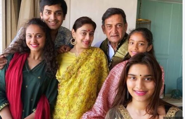 त्यांनतर पुढे नम्रताच्या आयुष्यात दुसरा महेश आला. अर्थातच अभिनेत्रीने साऊथ सुपरस्टार महेशबाबूसोबत लग्न केलं. तर महेश मांजरेकरांनी मेधासोबत दुसरं लग्न केलं आहे. 