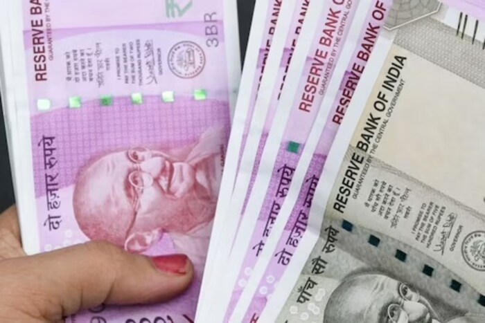 काहीवेळा RBI दंड लावते आणि मोठे व्यवहार करण्यावर निर्बंध घालते. अशावेळी ग्राहकांना बँकेतून मोठी रक्कम काढता येत नाही, किंवा  हस्तांतर करता येत नाहीत.