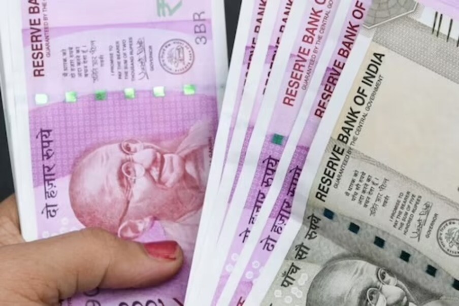 काहीवेळा RBI दंड लावते आणि मोठे व्यवहार करण्यावर निर्बंध घालते. अशावेळी ग्राहकांना बँकेतून मोठी रक्कम काढता येत नाही, किंवा  हस्तांतर करता येत नाहीत.