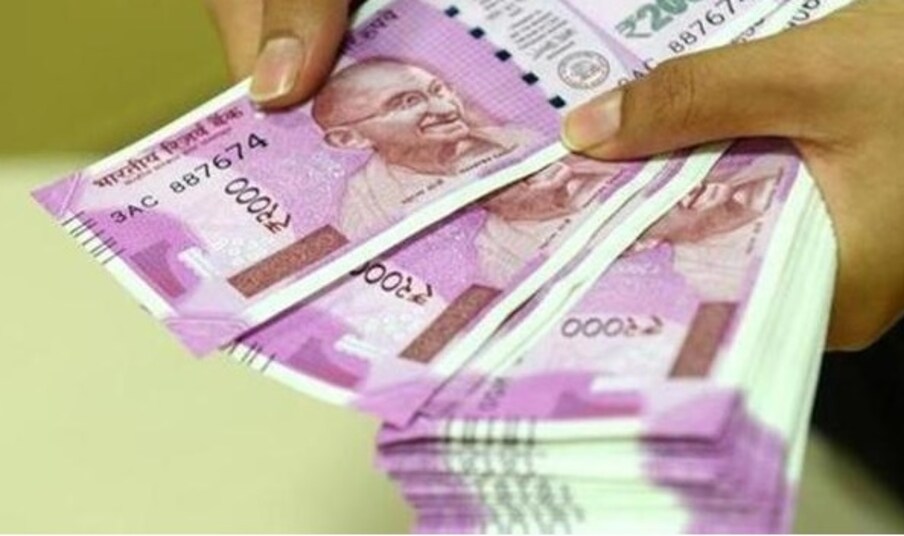 नुकतेच RBI ने 5 सहकारी बँकांवर निर्बंध लावले आहेत. त्यामध्ये महाराष्ट्रातील औरंगाबादमधील सहकारी बँकेचा समावेश आहे. त्यामुळे ग्राहकांना अडचणीचा सामना करावा लागत आहे. 