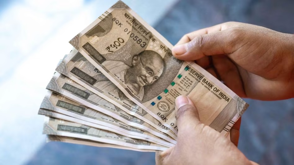 तुम्ही जर सरकारी बँकेत समजा पैसे ठेवले आणि काही कारणांमुळे जर RBI ने सहकारी बँकेवर निर्बंध लावले तर तुमचे पैसे अडकले. तर मग अशावेळी तुम्ही काय करणार? पैसे किती काढता येतात किंवा अगदीच पैसे काढायचे असतील तर नियम काय आहे? याबाबत जाणून घेऊया. 
