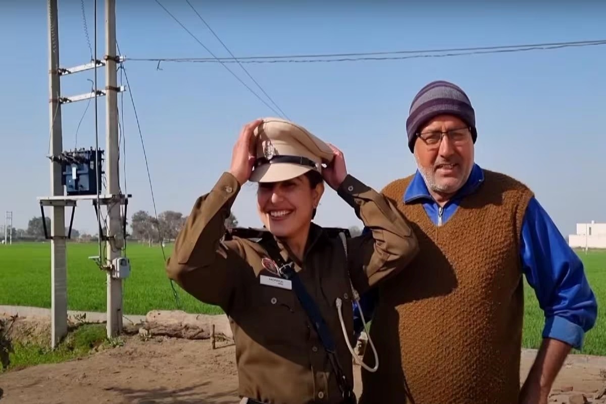 पोलीस गणवेशात आई-वडिलांसमोर उभी राहिली मुलगी! Video पाहून डोळ्यात येईल पाणी