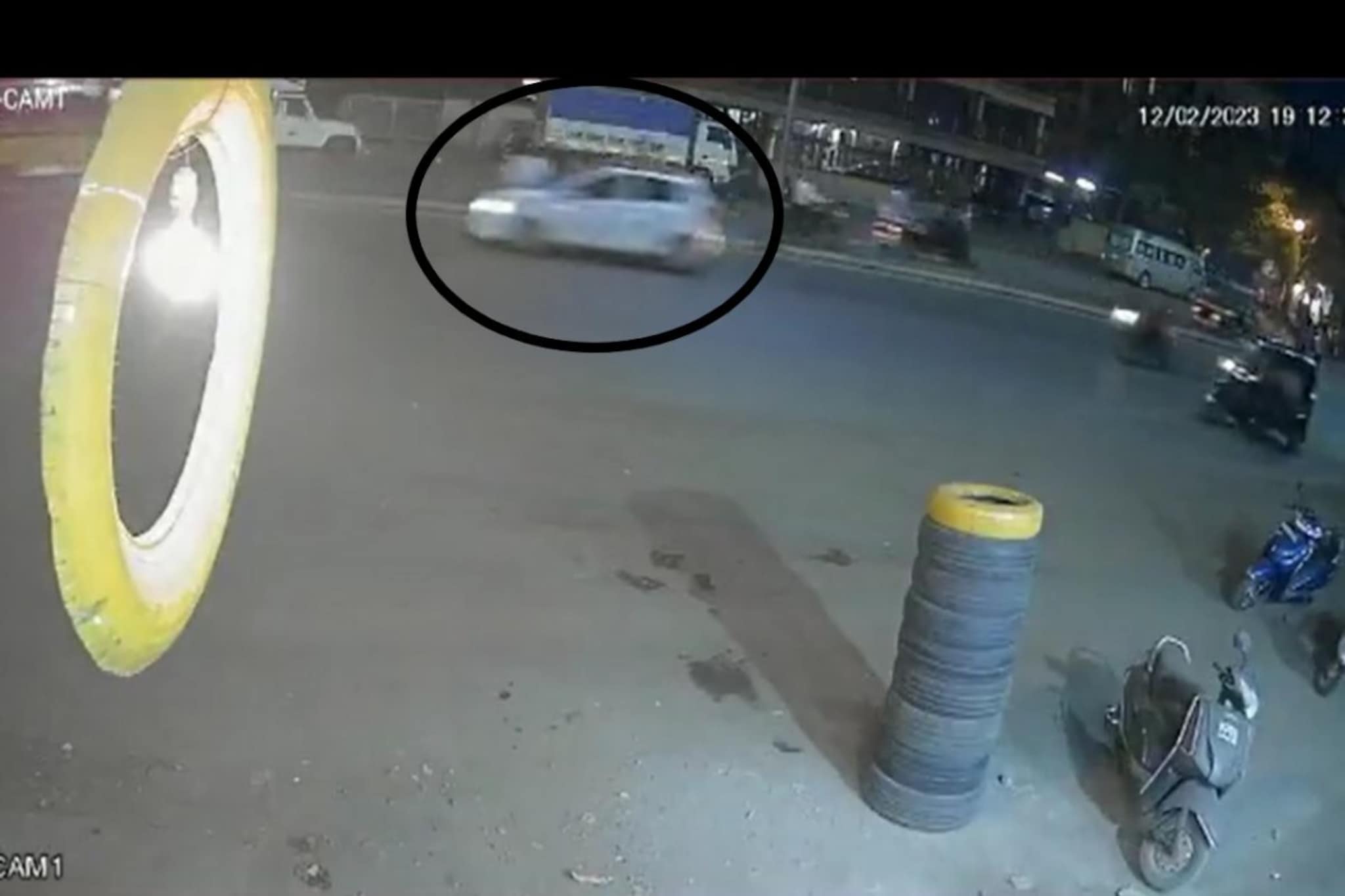 Video : मर रहा है तो मरने दो… म्हणत तरूणाने तब्बल 1 किमी हवालदाराला नेलं फरफटत