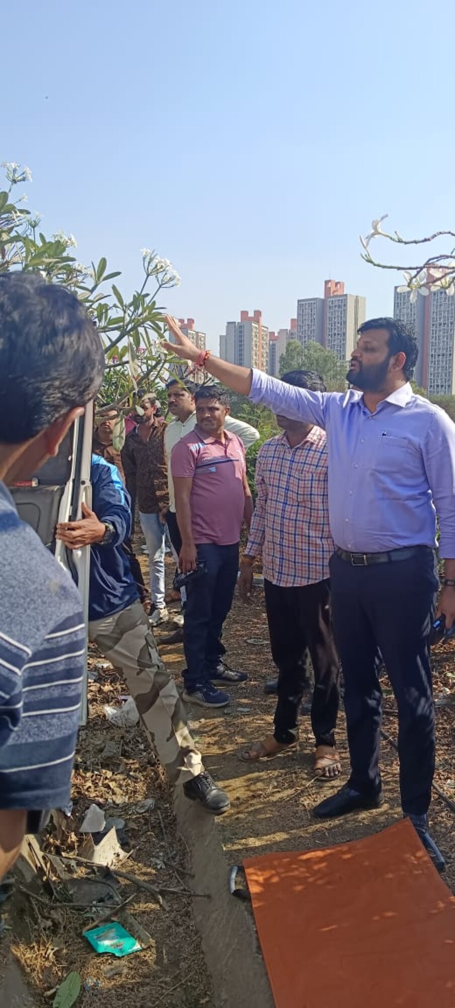 मुंबईहून पुण्याकडे निघालेले डॉ. गेठे यांनी अपघात पहिला आणि आपली गाडी थांबवून थेट आजी-आजोबांना बाहेर काढण्यासाठी स्वतः धडपड केली. तरीही, त्यांना बाहेर काढणे शक्य होत नव्हते. 