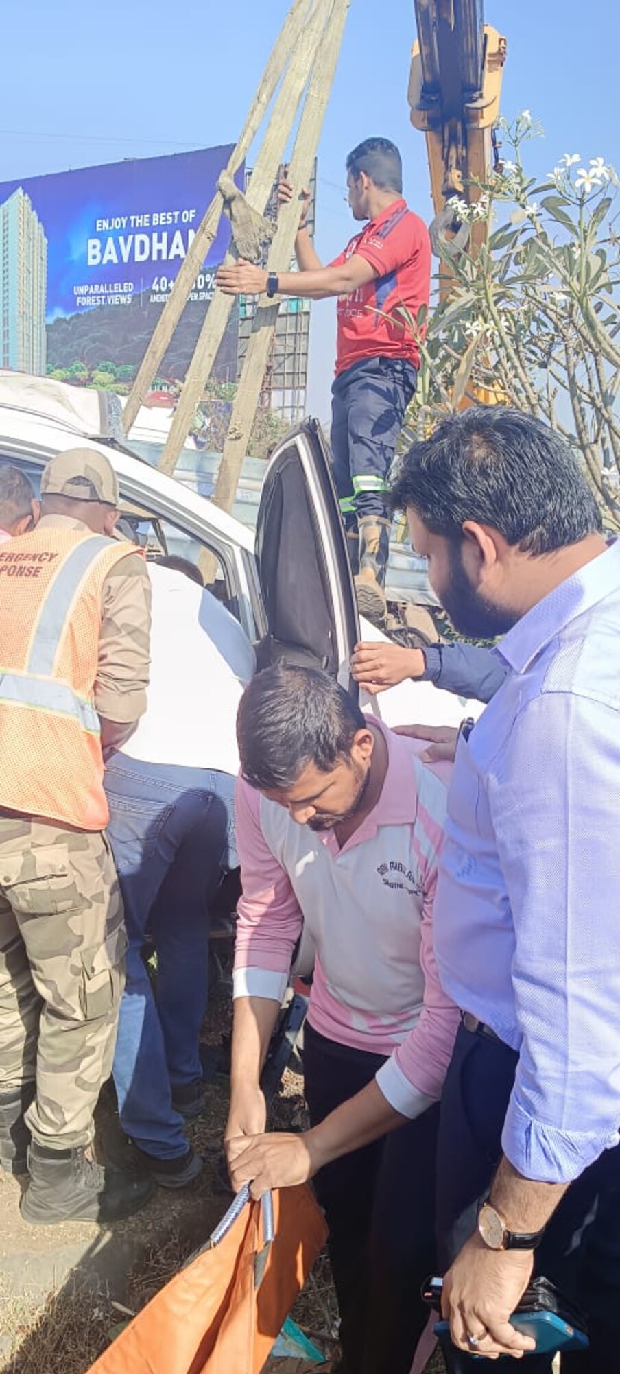 शेवटी आपत्कालीन यंत्रणा बोलावून कारचे दरवाजे कापले आणि आजी-आजोबांना सुरक्षितपणे बाहेर काढले. भीषण अपघाताने प्रचंड घाबरलेल्या आजी-आजोबांना डॉ. गेठेंनीच जागेवर उपचार केले. त्यानंतर रुग्णवाहिकेमधून तिघांना पवना हॉस्पिटलमध्ये नेण्यात आले. 