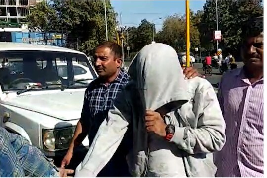 चार बुकिंना अटक  