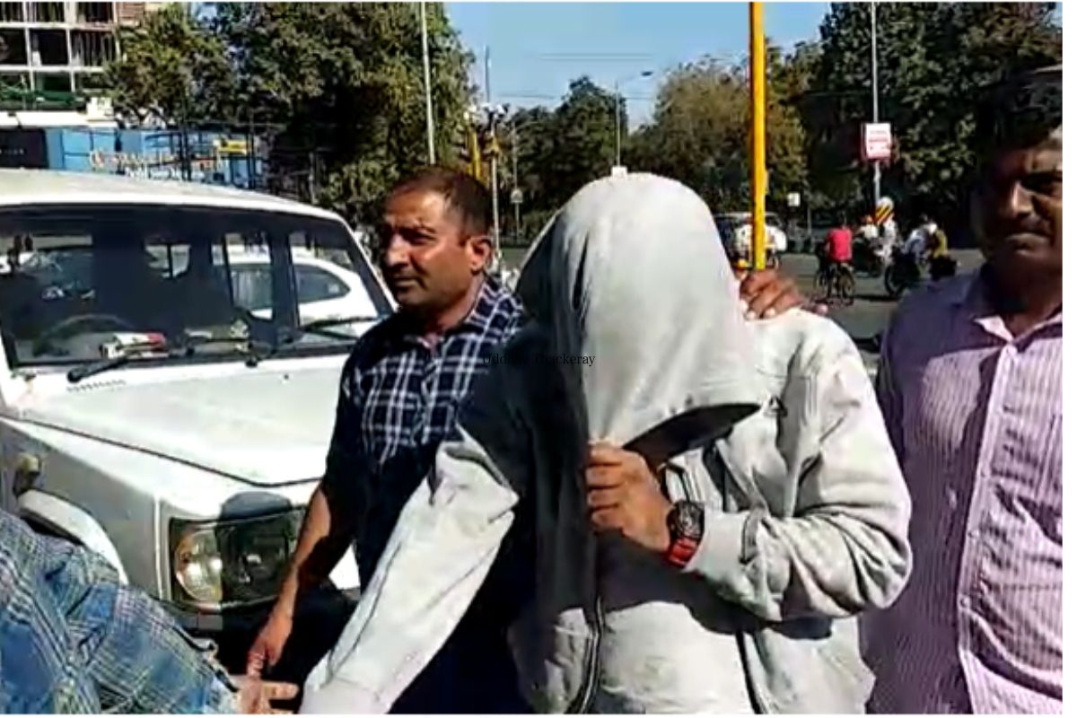 चार बुकिंना अटक