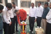 आता नारळ फोडल्यानंतर एक थेंब पाणी वाया जाणार नाही! पाहा कसं आहे यंत्र, Photos आता नारळ फोडल्यानंतर एक थेंब पाणी वाया जाणार नाही! पाहा कसं आहे यंत्र, Photos