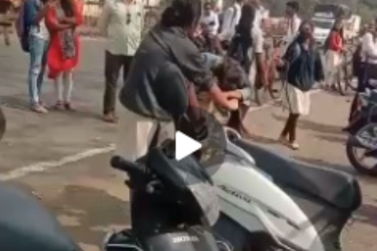 नाशकात भर रस्त्यावर तरुणींमध्ये दे दणादण; फ्री स्टाईल हाणामारीचा Video व्हायरल