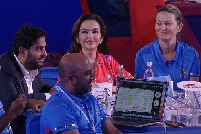 बीसीसीआयचे पदाधिकारी या लिलावात उपस्थित असून यात भाजप आमदार आशिष शेलार, मुंबई इंडियन्सच्या नीता अंबानी यांचाही समावेश आहे. 