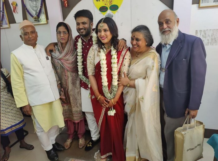 तसेच स्वराने कोर्ट मॅरेजदरम्यान नेसलेली साडी आणि दागिने फारच खास आहेत. 