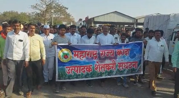 नाशिक : कांद्याचे भाव गडगडले, संतप्त शेतकऱ्यांनी लिलाव बंद पाडून सुरू केलं आंदोलन