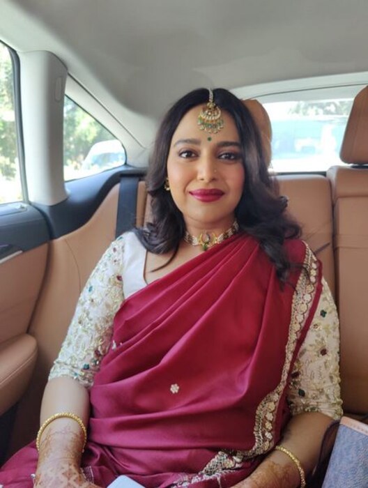 कारण अभिनेत्रीने सांगितलंय की, आपण आपल्या आईची साडी आणि दागिने परिधान करुन कोर्ट मॅरेज केलं आहे. 