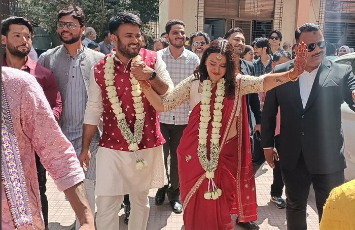  अभिनेत्रीने बॉयफ्रेंड-समाजवादी पार्टीचा नेता असणाऱ्या फहाद अहमदसोबत लग्नगाठ बांधली आहे. 