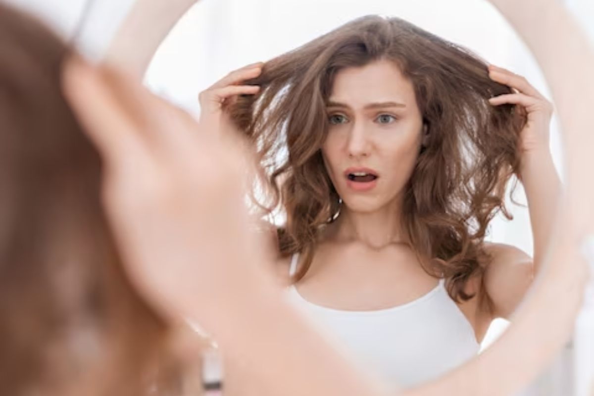 केस मऊ राहण्यासाठी तुम्ही जास्त कंडिशनरचा वापर तर करत नाही ना? वाचा दुष्परिणाम