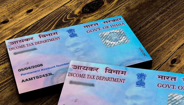 'Personal Details' पेजवर सर्व फील्ड भरा. तुम्ही पॅन अर्ज सबमिशनच्या तीन पद्धतींमधून निवडू शकता - अर्जाची कागदपत्रे फिजिकलरित्या सबमिट करणे, ई-केवायसीद्वारे डिजिटल सबमिशन आणि ई-स्वाक्षरी करणे. ई-केवायसी आणि ई-साइनद्वारे डिजिटल जमा करण्यासाठी आधार कार्ड आवश्यक आहे. दिलेल्या माहितीची पडताळणी करण्यासाठी आधार नोंदणीकृत मोबाइल क्रमांकावर एक OTP पाठवला जाईल. अखेरचा फॉर्म सबमिट करताना, फॉर्मवर ई-साइन करण्यासाठी डिजिटल स्वाक्षरी आवश्यक असेल.
