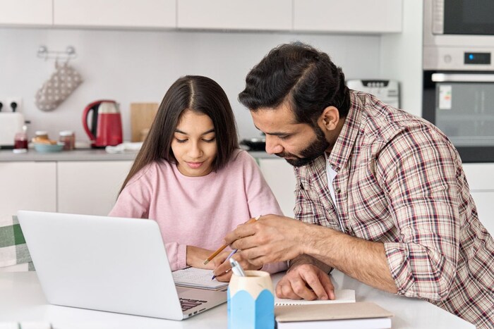 जर पालक मुलाला अभ्यासासाठी लाच देत असतील तर ही गोष्ट अत्यंत चुकीची आहे. कोणतेही काम करून घेण्यासाठी मुलांना अनेकदा आईस्क्रीम, चॉकलेट्स किंवा खेळण्यांचे आमिष दाखवले जाते. यानंतर ते नीट वागण्याऐवजी त्यांच्या मागण्या तुमच्याकडून पूर्ण करून घेत राहतील आणि त्यांची सवय बिघडेल. आणि मागणी पूर्ण केल्याशिवाय त्यांचा नीट अभ्यास होणार नाही.