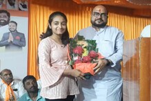 सर, इज Next CM, आठवीच्या विद्यार्थिनीचे इंग्रजी भाषण ऐकून पाटील भारावले सर, इज Next CM, आठवीच्या विद्यार्थिनीचे इंग्रजी भाषण ऐकून पाटील भारावले