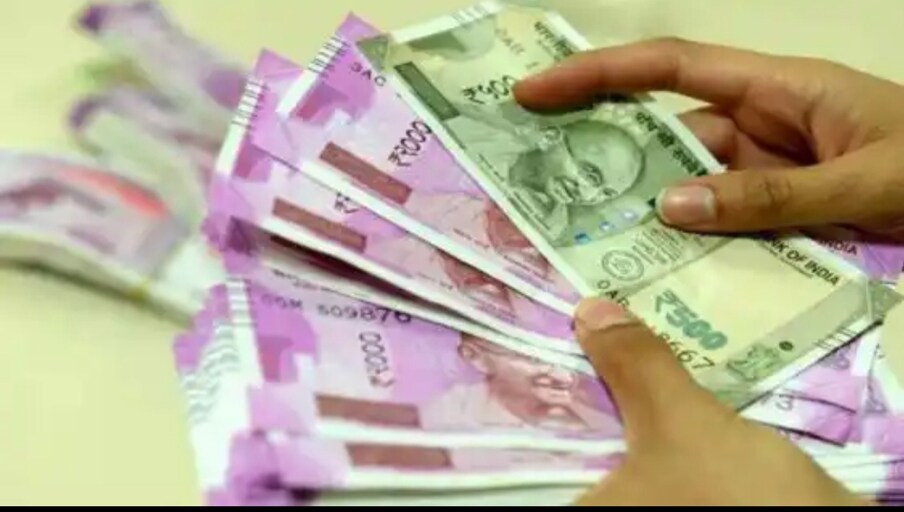 कर्ज घेतले असेल, तर त्याचा हप्ता वेळेवर फेडण्याचे लक्षात ठेवा. तुम्ही असे न केल्यास तुमचा CIBIL स्कोर खराब होईल, तसेच भविष्यात कर्ज घेण्याच्या क्षमतेवरही परिणाम होईल.
