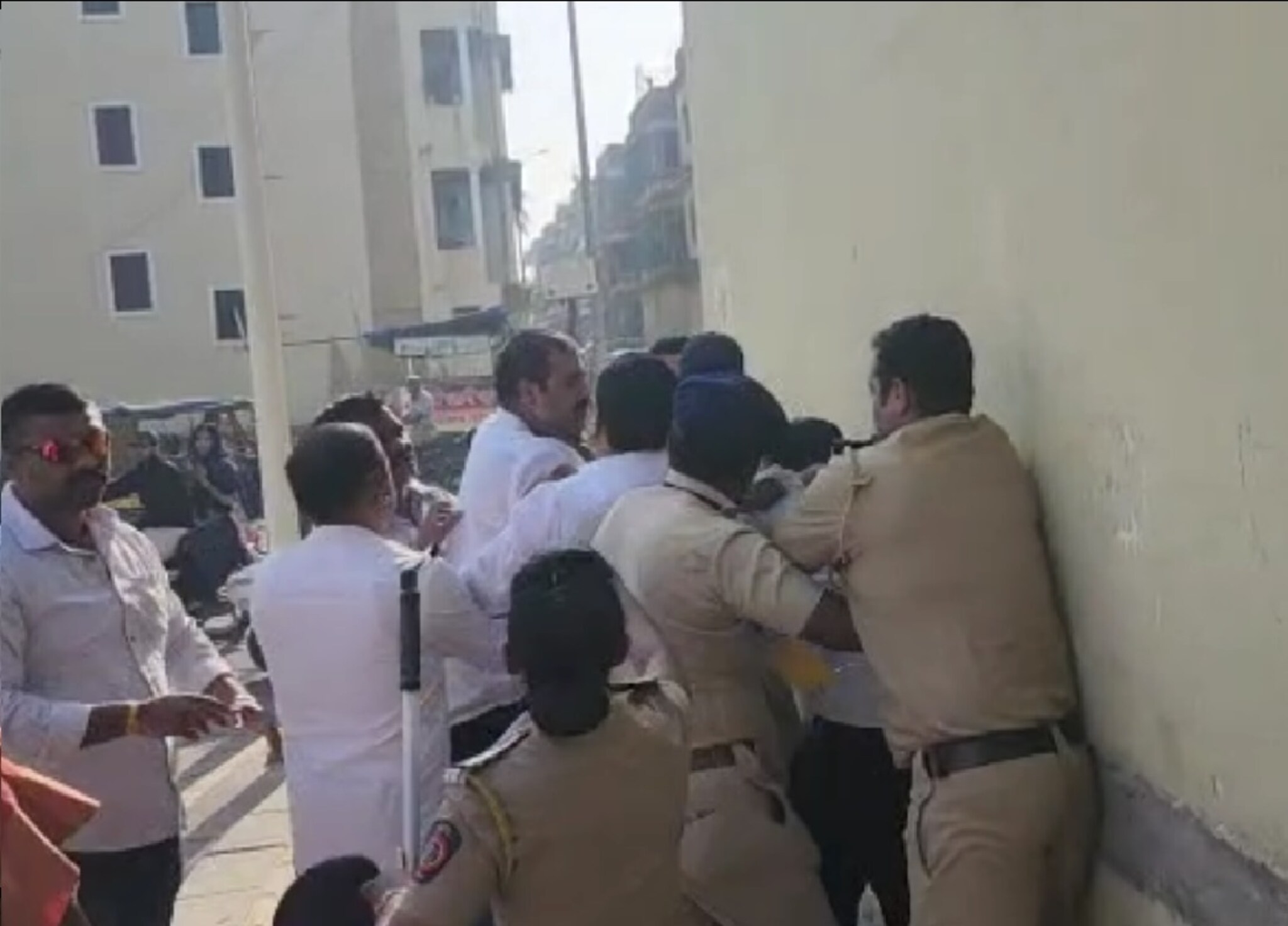 मतदानाच्या दिवशीही राडा, भाजप आणि कलाटे समर्थकामध्ये मारामारी, VIDEO