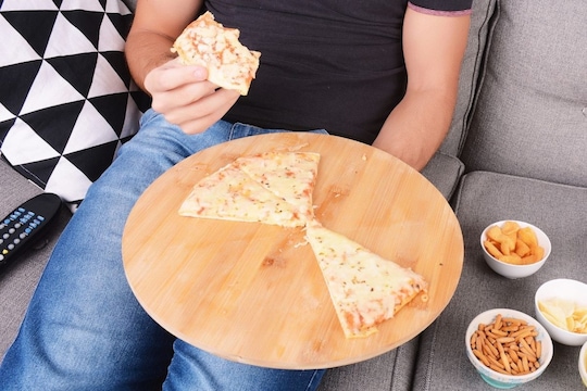 आश्चर्य! दररोज 3 Pizza खाऊन तरुणाने 30 दिवसांत घटवलं वजन; कसं शक्य झालं तुम्हीच पाहा